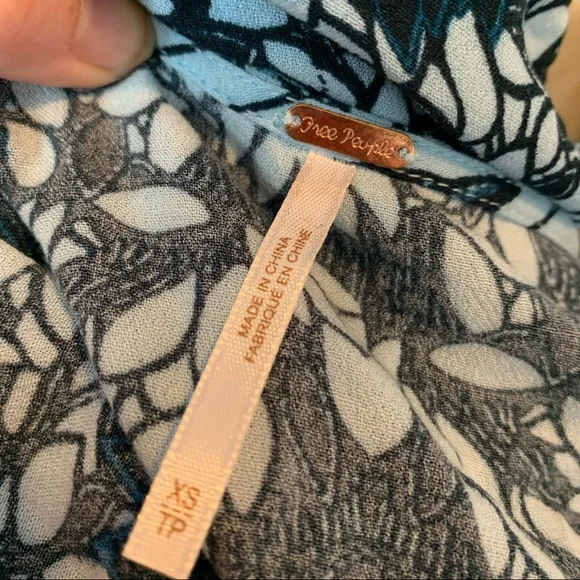 Free people size XS blue bird and feather top - Picture 9 of 9